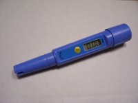 Hand-held conductivity meter